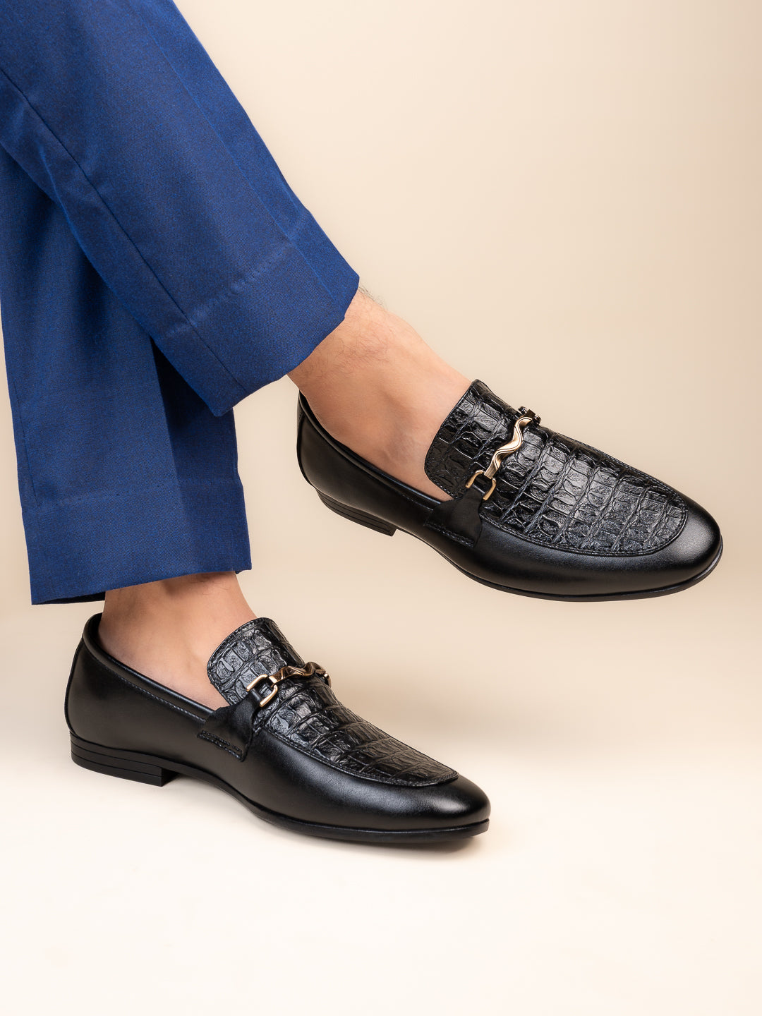 Hydes N Hues Men Black Textured Loafers