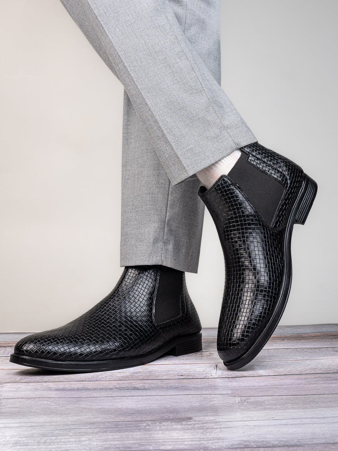 Hydes N Hues Men Black Textured Boots