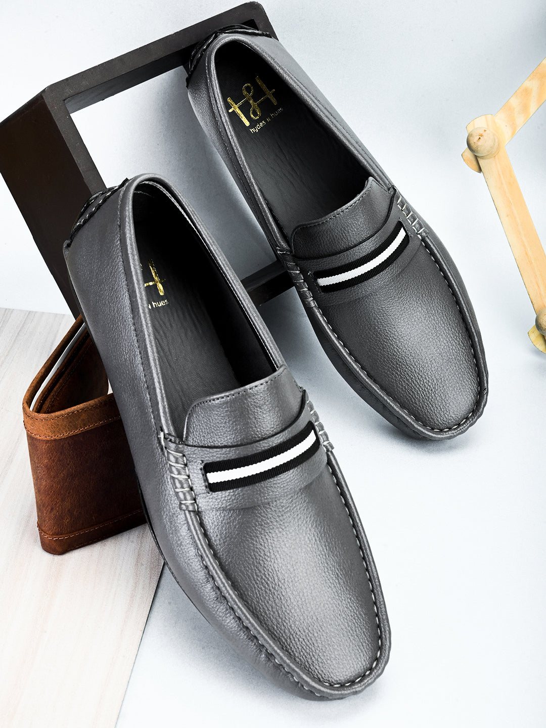 Hydes N Hues Men Grey Loafers